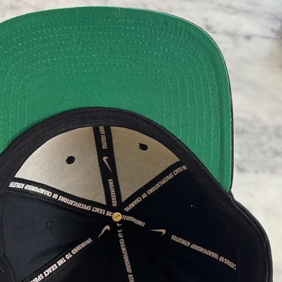 Nike Pro Dri Fit Black and White SnapBack - Picture 4 of 6